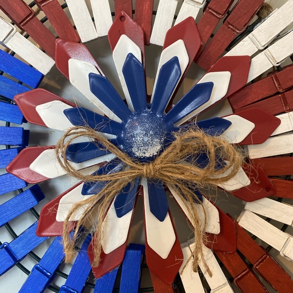 ✨ Red White & Blue Clothespin Wreath ✨ - Picture 3 of 4